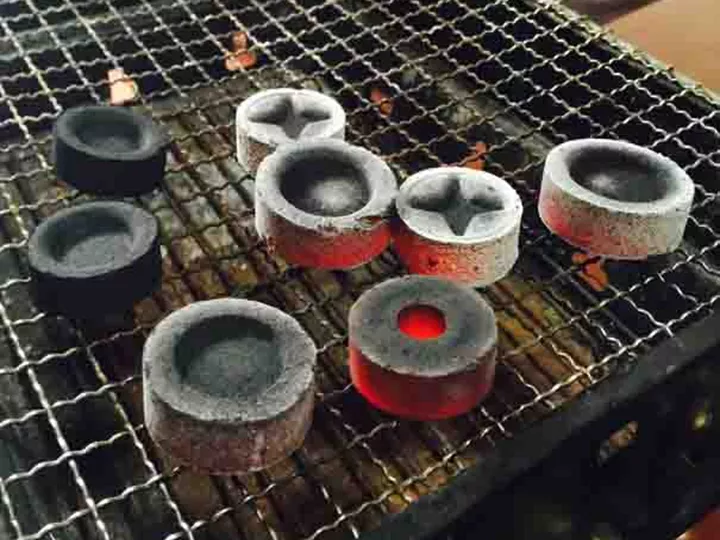 Briquettes de charbon de coco brûlant