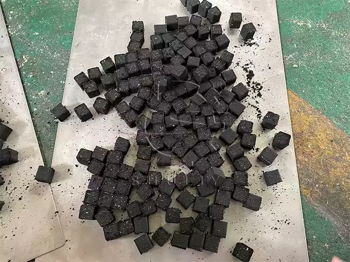 production finie de charbon de narguilé