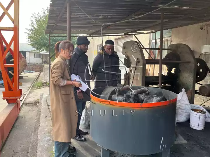 visite de l'équipement de moulage au charbon de bois